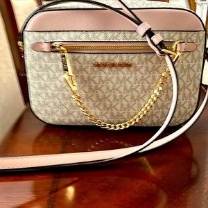 Michael Kors body bag beige